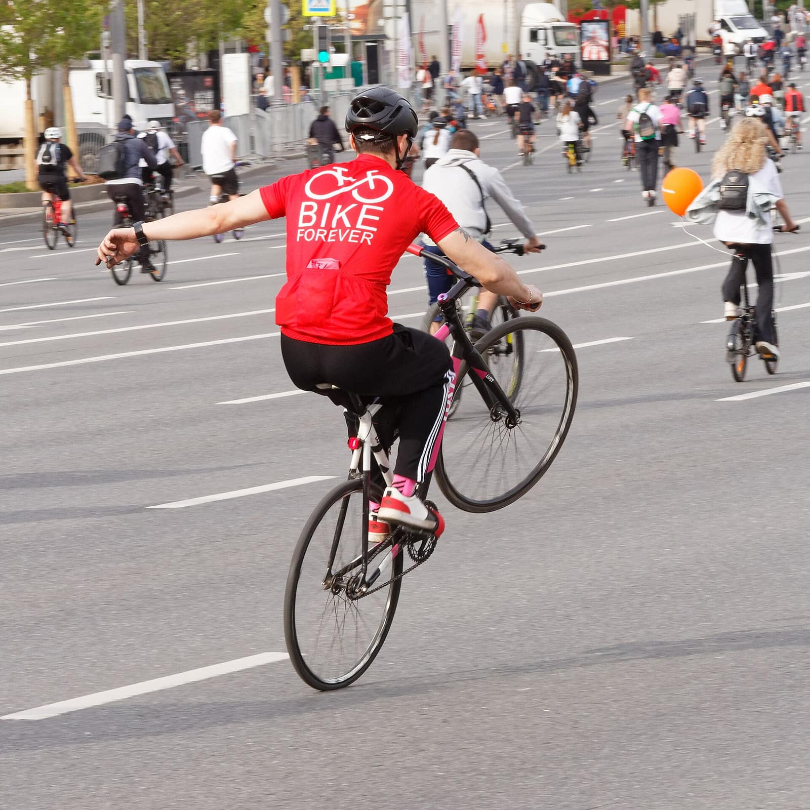 Müller rides 1,022 m Wheely on Bike, First Over 1,000 m