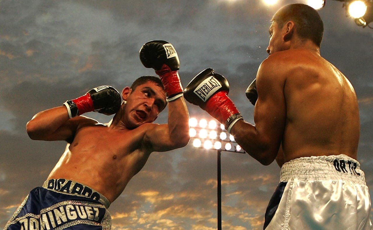 Cruz Stops Bravo in Six, Keeps Interim 140lb Title