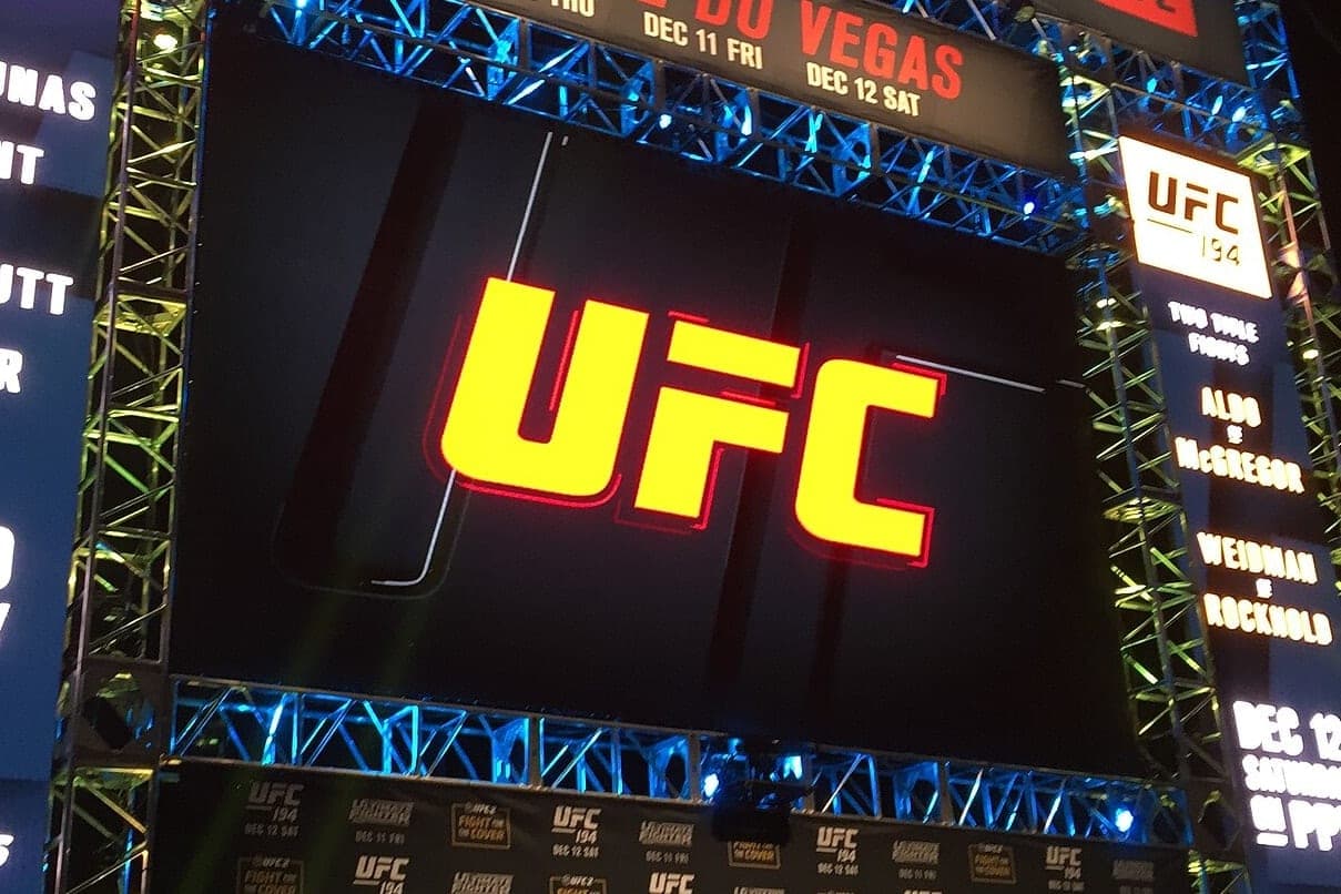 Van Outpoints Pantoja to Retain UFC Flyweight Title