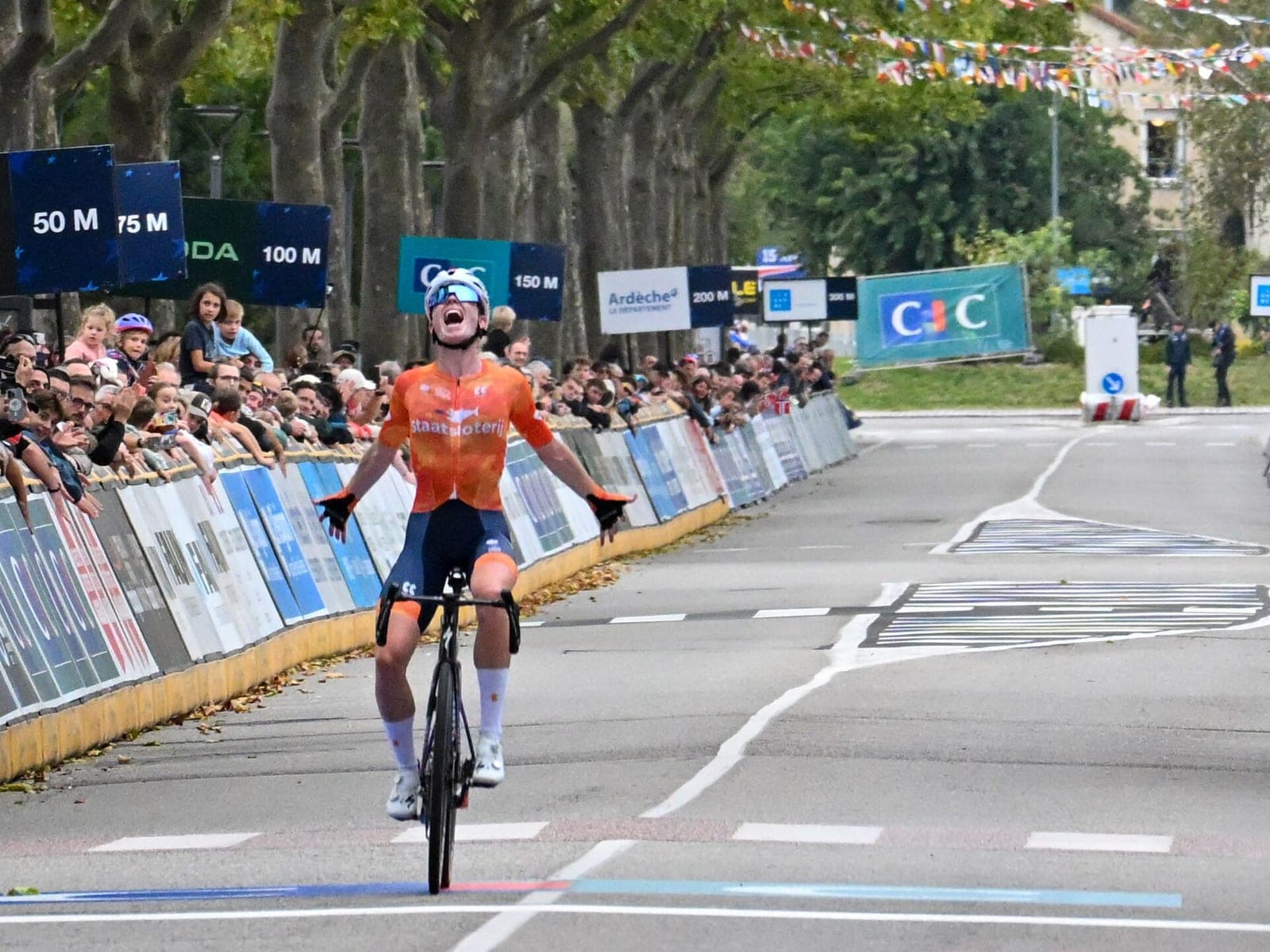 Vollering Sprints to Maiden World Road Title in Montreal